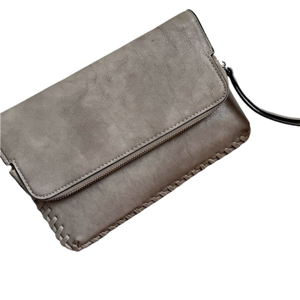 🤎✨ Elevate your accessory game with this Urban Expressions Tan Clutch! ✨🖤